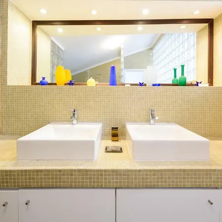 Timeless At The Heart Of The Village Ii *